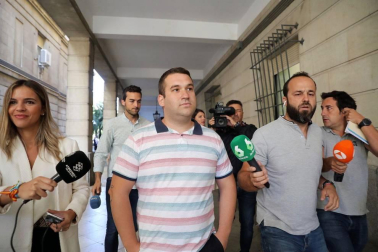 El Tribunal Supremo celebra este viernes una vista pública para deliberar los recursos de casación presentados contra la sentencia que confirmó la pena de nueve años de prisión para los cinco miembros de La Manada por abuso sexual de una joven madrileña en los Sanfermines de Pamplona de 2016