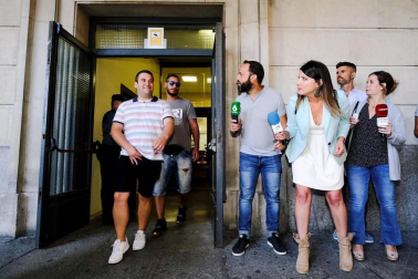 El Tribunal Supremo celebra este viernes una vista pública para deliberar los recursos de casación presentados contra la sentencia que confirmó la pena de nueve años de prisión para los cinco miembros de La Manada por abuso sexual de una joven madrileña en los Sanfermines de Pamplona de 2016