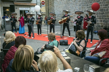 64 comercios participaron en esta edición, que llenó las calles del Casco Antiguo de blanco y rojo
