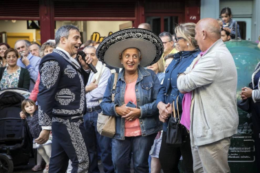 64 comercios participaron en esta edición, que llenó las calles del Casco Antiguo de blanco y rojo