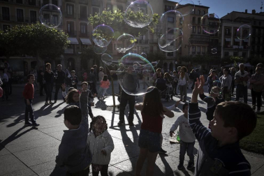 64 comercios participaron en esta edición, que llenó las calles del Casco Antiguo de blanco y rojo