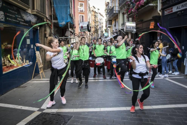 64 comercios participaron en esta edición, que llenó las calles del Casco Antiguo de blanco y rojo