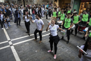 64 comercios participaron en esta edición, que llenó las calles del Casco Antiguo de blanco y rojo