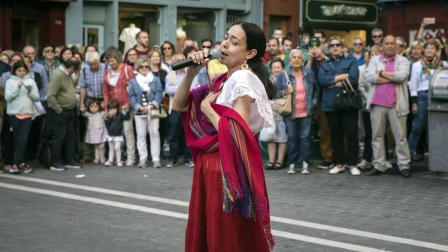 64 comercios participaron en esta edición, que llenó las calles del Casco Antiguo de blanco y rojo
