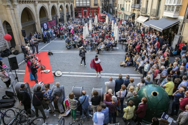 64 comercios participaron en esta edición, que llenó las calles del Casco Antiguo de blanco y rojo