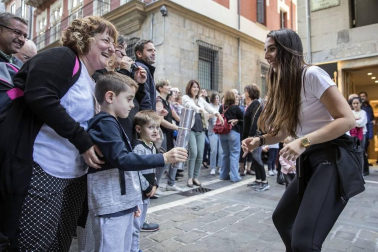 64 comercios participaron en esta edición, que llenó las calles del Casco Antiguo de blanco y rojo