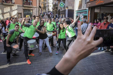 64 comercios participaron en esta edición, que llenó las calles del Casco Antiguo de blanco y rojo