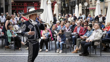 64 comercios participaron en esta edición, que llenó las calles del Casco Antiguo de blanco y rojo