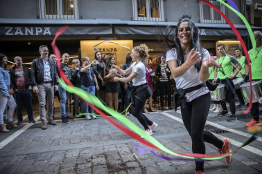 64 comercios participaron en esta edición, que llenó las calles del Casco Antiguo de blanco y rojo
