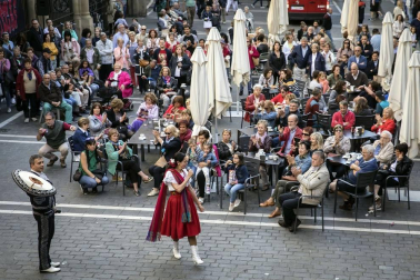 64 comercios participaron en esta edición, que llenó las calles del Casco Antiguo de blanco y rojo