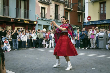 64 comercios participaron en esta edición, que llenó las calles del Casco Antiguo de blanco y rojo