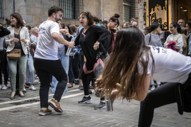 64 comercios participaron en esta edición, que llenó las calles del Casco Antiguo de blanco y rojo