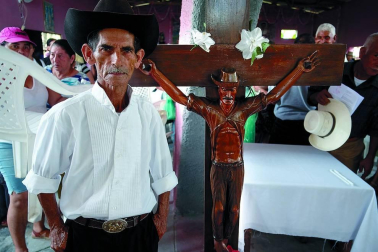 Ismael Moreno, conocido como padre Melo, y su equipo están amenazados de muerte por denunciar la violación de derechos humanos en su país