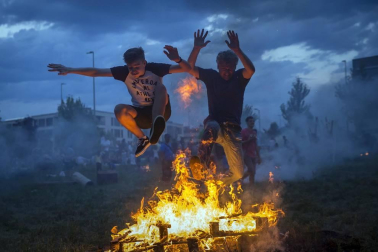 Los navarros celebraron la noche del 23 al 24 de junio, la considerada más corta del año, la tradicional fiesta con las hogueras.
