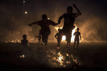 Los navarros celebraron la noche del 23 al 24 de junio, la considerada más corta del año, la tradicional fiesta con las hogueras.