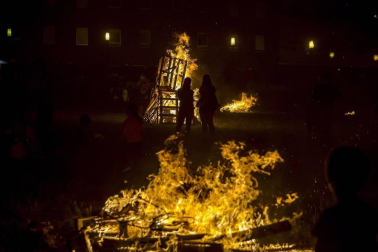 Los navarros celebraron la noche del 23 al 24 de junio, la considerada más corta del año, la tradicional fiesta con las hogueras.