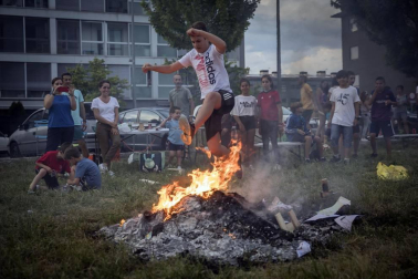 Los navarros celebraron la noche del 23 al 24 de junio, la considerada más corta del año, la tradicional fiesta con las hogueras.