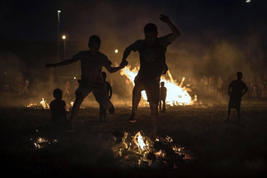 Los navarros celebraron la noche del 23 al 24 de junio, la considerada más corta del año, la tradicional fiesta con las hogueras.