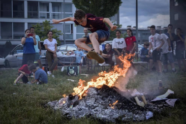 Los navarros celebraron la noche del 23 al 24 de junio, la considerada más corta del año, la tradicional fiesta con las hogueras.