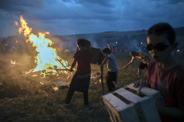 Los navarros celebraron la noche del 23 al 24 de junio, la considerada más corta del año, la tradicional fiesta con las hogueras.