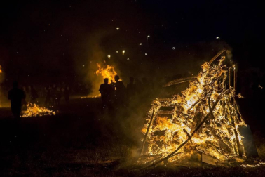 Los navarros celebraron la noche del 23 al 24 de junio, la considerada más corta del año, la tradicional fiesta con las hogueras.