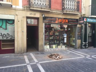 Los Bomberos han retirado esta mañana un alero en mal estado en la calle San Antón.