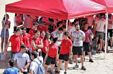 Las altas temperaturas de este sábado no han impedido que las peñas de Pamplona tomen las calles de la ciudad para celebrar su día.