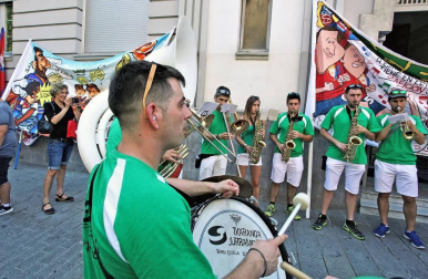 Las altas temperaturas de este sábado no han impedido que las peñas de Pamplona tomen las calles de la ciudad para celebrar su día.