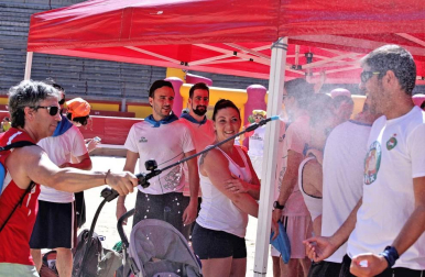 Las altas temperaturas de este sábado no han impedido que las peñas de Pamplona tomen las calles de la ciudad para celebrar su día.