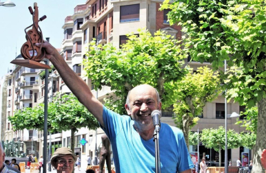Las altas temperaturas de este sábado no han impedido que las peñas de Pamplona tomen las calles de la ciudad para celebrar su día.