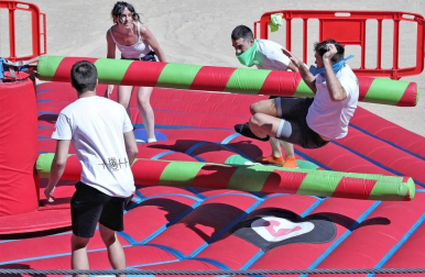 Las altas temperaturas de este sábado no han impedido que las peñas de Pamplona tomen las calles de la ciudad para celebrar su día.