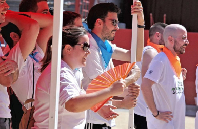 Las altas temperaturas de este sábado no han impedido que las peñas de Pamplona tomen las calles de la ciudad para celebrar su día.
