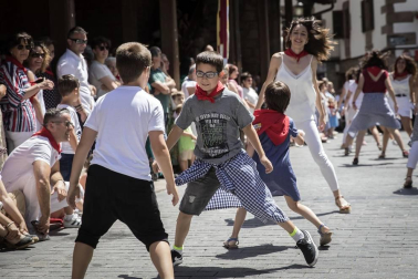 La plaza de la iglesia de Santesteban se quedó pequeña para el tradicional baile del Trapatan, durante sus fiestas tradicionales.