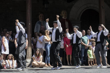 La plaza de la iglesia de Santesteban se quedó pequeña para el tradicional baile del Trapatan, durante sus fiestas tradicionales.