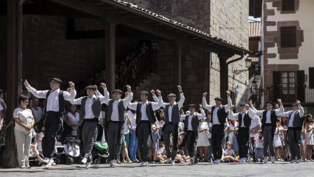 La plaza de la iglesia de Santesteban se quedó pequeña para el tradicional baile del Trapatan, durante sus fiestas tradicionales.
