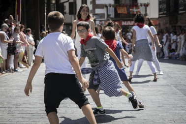 La plaza de la iglesia de Santesteban se quedó pequeña para el tradicional baile del Trapatan, durante sus fiestas tradicionales.
