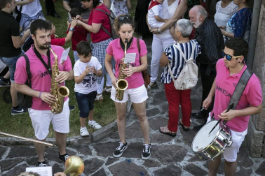 La plaza de la iglesia de Santesteban se quedó pequeña para el tradicional baile del Trapatan, durante sus fiestas tradicionales.