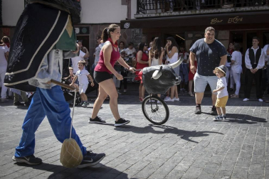 La plaza de la iglesia de Santesteban se quedó pequeña para el tradicional baile del Trapatan, durante sus fiestas tradicionales.