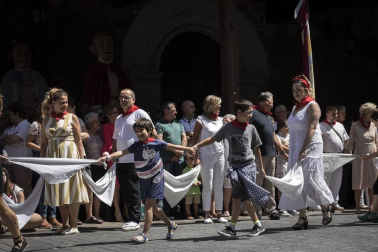 La plaza de la iglesia de Santesteban se quedó pequeña para el tradicional baile del Trapatan, durante sus fiestas tradicionales.