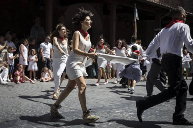 La plaza de la iglesia de Santesteban se quedó pequeña para el tradicional baile del Trapatan, durante sus fiestas tradicionales.