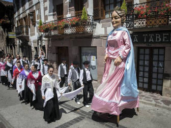 La plaza de la iglesia de Santesteban se quedó pequeña para el tradicional baile del Trapatan, durante sus fiestas tradicionales.