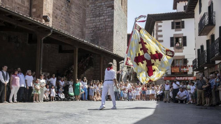 La plaza de la iglesia de Santesteban se quedó pequeña para el tradicional baile del Trapatan, durante sus fiestas tradicionales.