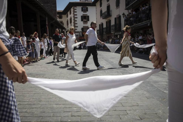 La plaza de la iglesia de Santesteban se quedó pequeña para el tradicional baile del Trapatan, durante sus fiestas tradicionales.