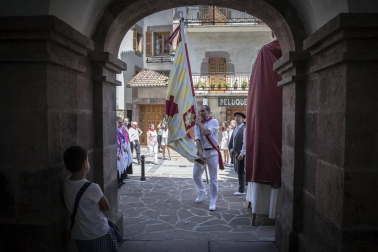 La plaza de la iglesia de Santesteban se quedó pequeña para el tradicional baile del Trapatan, durante sus fiestas tradicionales.