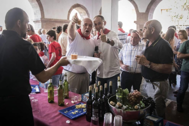 La plaza de la iglesia de Santesteban se quedó pequeña para el tradicional baile del Trapatan, durante sus fiestas tradicionales.