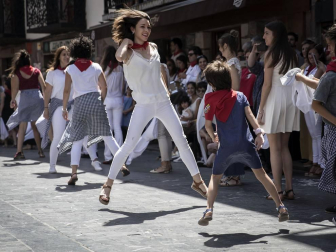La plaza de la iglesia de Santesteban se quedó pequeña para el tradicional baile del Trapatan, durante sus fiestas tradicionales.