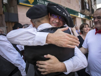 La plaza de la iglesia de Santesteban se quedó pequeña para el tradicional baile del Trapatan, durante sus fiestas tradicionales.