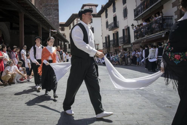 La plaza de la iglesia de Santesteban se quedó pequeña para el tradicional baile del Trapatan, durante sus fiestas tradicionales.