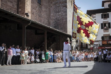 La plaza de la iglesia de Santesteban se quedó pequeña para el tradicional baile del Trapatan, durante sus fiestas tradicionales.