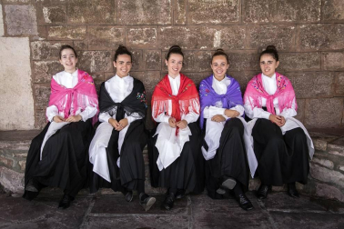 La plaza de la iglesia de Santesteban se quedó pequeña para el tradicional baile del Trapatan, durante sus fiestas tradicionales.